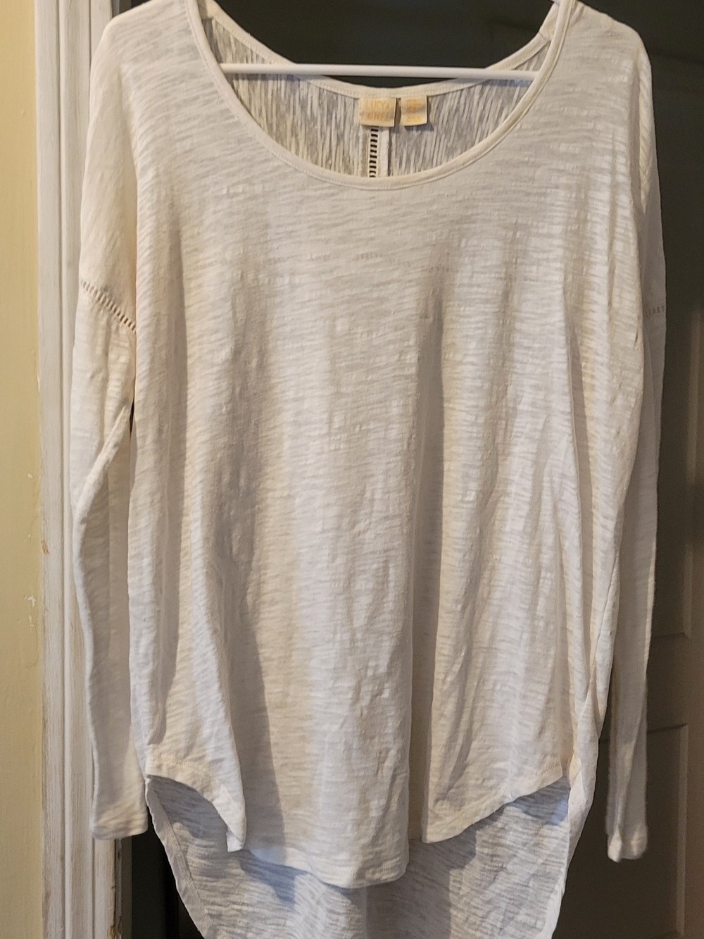 Lucy & Laurel White Long-Sleeve Scoop Neck Top
